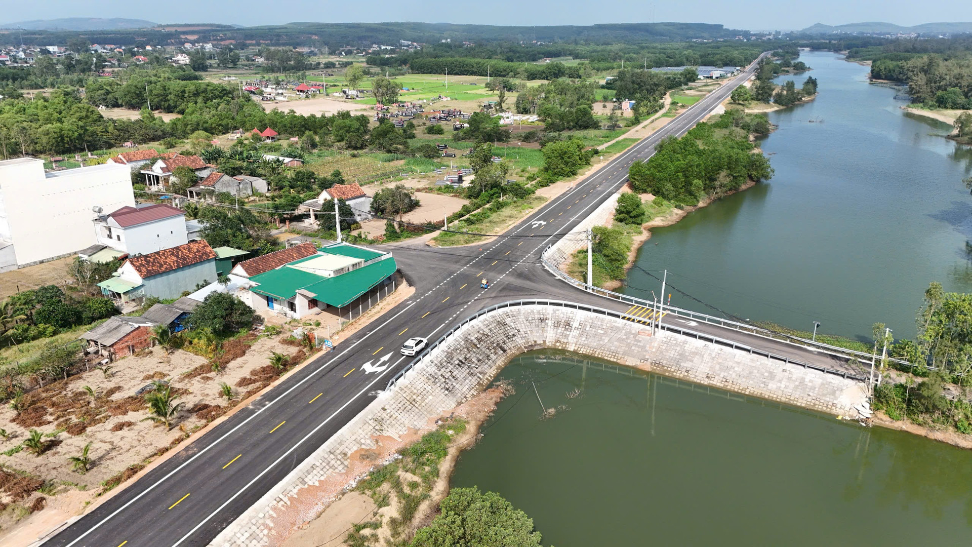 Tỉnh là ngã ba Đông Dương sắp thông xe 7km đường ven biển đẹp mắt với nhiều đoạn chạy xuyên rừng- Ảnh 2. Tỉnh là ngã ba Đông Dương sắp thông xe 7km đường ven biển đẹp mắt với nhiều đoạn chạy xuyên rừng- Ảnh 2.