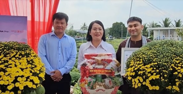 Bí thư Đảng ủy xã lên sóng livestream giữa ruộng hoa: Nhà vườn chốt đơn liên tục