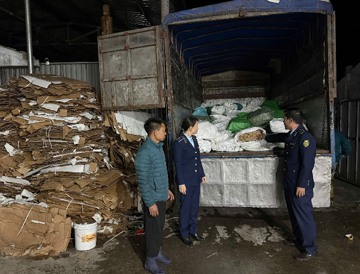 Chặn đứng hơn 3 tấn chân gà đông lạnh và 720 kg củ cải muối không hoá đơn