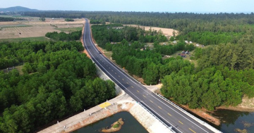Tỉnh là ngã ba Đông Dương sắp thông xe 7km đường ven biển đẹp mắt với nhiều đoạn chạy xuyên rừng