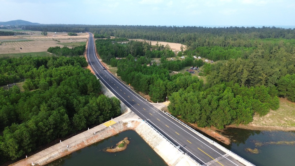 Tỉnh là ngã ba Đông Dương sắp thông xe 7km đường ven biển đẹp mắt với nhiều đoạn chạy xuyên rừng- Ảnh 1. Tỉnh là ngã ba Đông Dương sắp thông xe 7km đường ven biển đẹp mắt với nhiều đoạn chạy xuyên rừng- Ảnh 1.