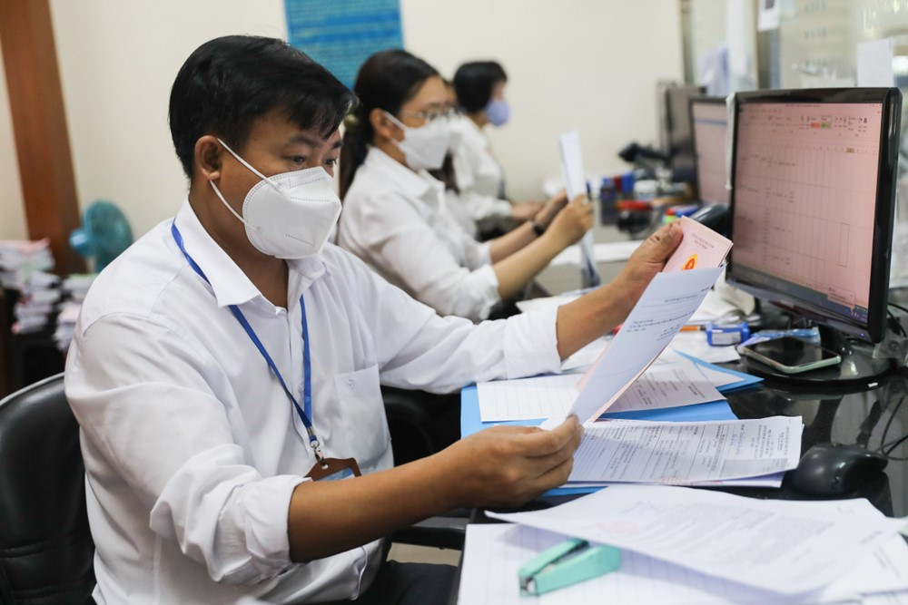 Điều kiện để viên chức được xem xét tiếp nhận vào công chức - ảnh 1