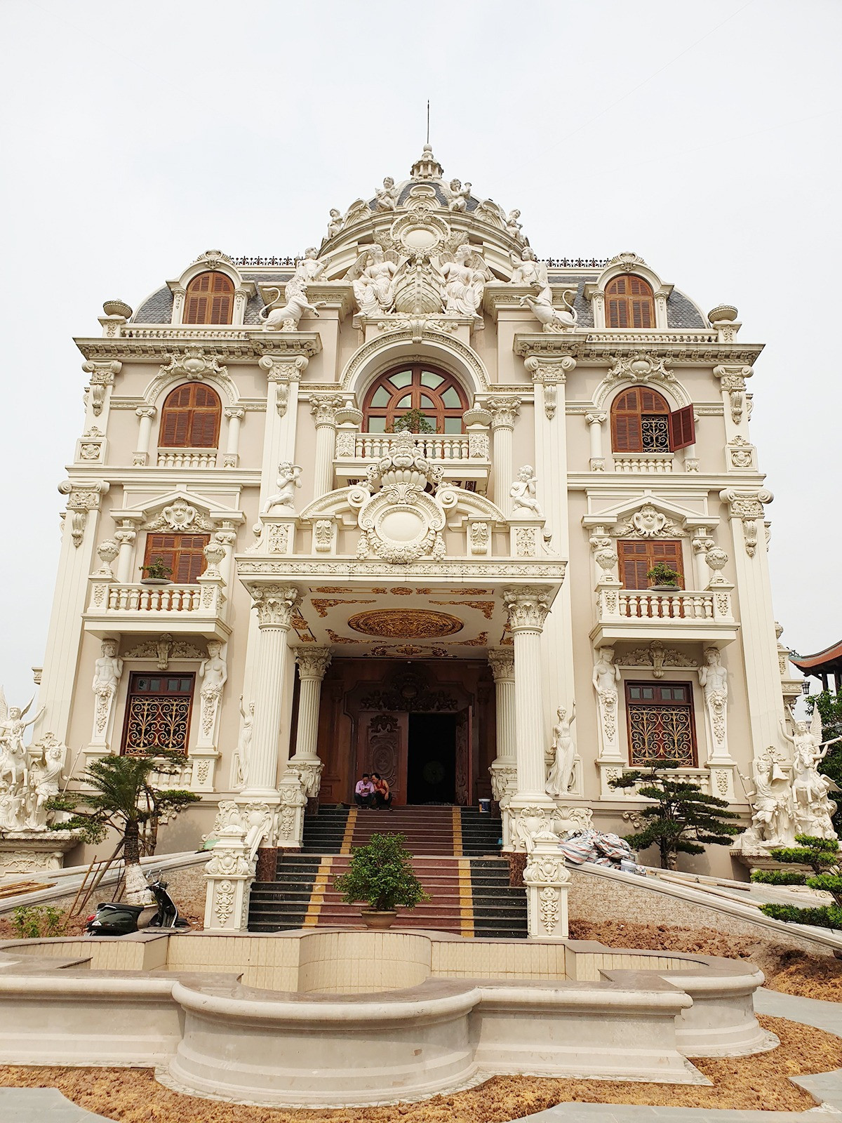 Tòa lâu đài 'bạch ngọc' gần 50 tỷ mang đậm phong cách Hy Lạp ở Việt Nam: Gỗ lát sàn dày đến 12cm, xây gần 10 năm mới hoàn thành- Ảnh 3. Tòa lâu đài 'bạch ngọc' gần 50 tỷ mang đậm phong cách Hy Lạp ở Việt Nam: Gỗ lát sàn dày đến 12cm, xây gần 10 năm mới hoàn thành- Ảnh 3.