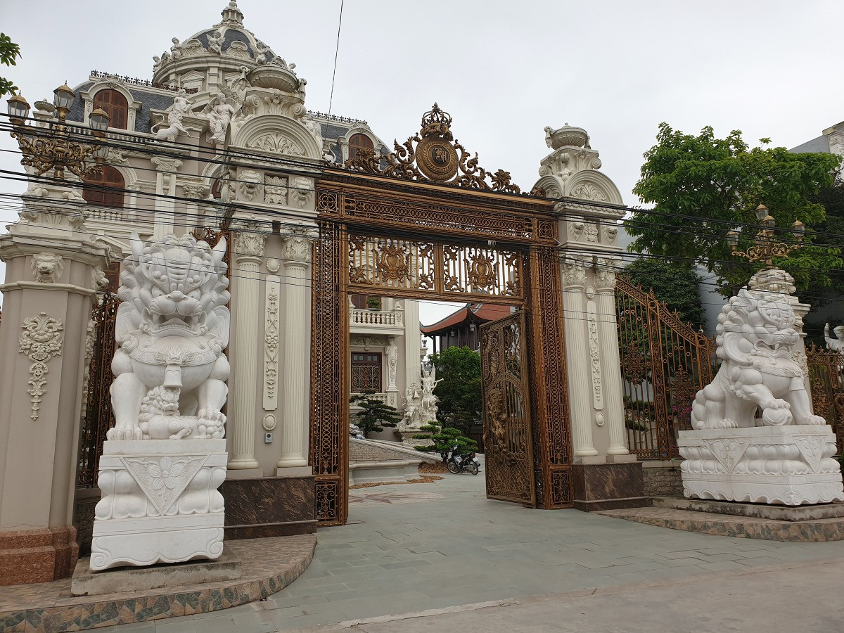 Tòa lâu đài 'bạch ngọc' gần 50 tỷ mang đậm phong cách Hy Lạp ở Việt Nam: Gỗ lát sàn dày đến 12cm, xây gần 10 năm mới hoàn thành- Ảnh 1. Tòa lâu đài 'bạch ngọc' gần 50 tỷ mang đậm phong cách Hy Lạp ở Việt Nam: Gỗ lát sàn dày đến 12cm, xây gần 10 năm mới hoàn thành- Ảnh 1.