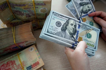 Tỷ giá USD hôm nay 19/1: Ngân hàng đi ngang, thị trường tự do tăng