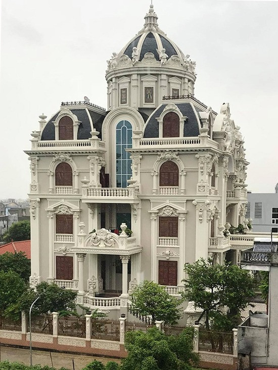 Tòa lâu đài 'bạch ngọc' gần 50 tỷ mang đậm phong cách Hy Lạp ở Việt Nam: Gỗ lát sàn dày đến 12cm, xây gần 10 năm mới hoàn thành- Ảnh 4. Tòa lâu đài 'bạch ngọc' gần 50 tỷ mang đậm phong cách Hy Lạp ở Việt Nam: Gỗ lát sàn dày đến 12cm, xây gần 10 năm mới hoàn thành- Ảnh 4.