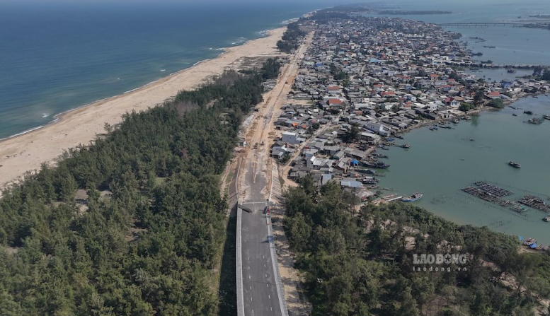 Chỉ vài tháng nữa, cây cầu dây văng vượt biển dài nhất miền Trung sẽ hoàn thành, kết thúc hơn 100 năm di chuyển bằng đò của người dân đôi bờ- Ảnh 2. Chỉ vài tháng nữa, cây cầu dây văng vượt biển dài nhất miền Trung sẽ hoàn thành, kết thúc hơn 100 năm di chuyển bằng đò của người dân đôi bờ- Ảnh 2.