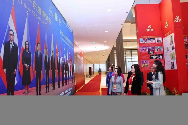 Đại biểu tham quan trưng bày ảnh của Thông tấn xã Việt Nam. (Ảnh: TTXVN) Đại biểu tham quan trưng bày ảnh của Thông tấn xã Việt Nam. (Ảnh: TTXVN)