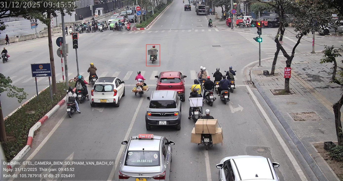 Camera AI tự động ghi hình xe máy vượt đèn đỏ tại nút giao phố Phạm Văn Bạch - Hoàng Quán Chi (Hà Nội). Ảnh: Cục CSGT. camera-ai-phat.jpg