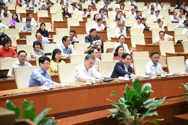 Tại Kỳ họp thứ 9, các đại biểu thông qua Nghị quyết của Quốc hội sửa đổi, bổ sung một số điều của Hiến pháp. Ảnh: QH 1126qh10.jpg