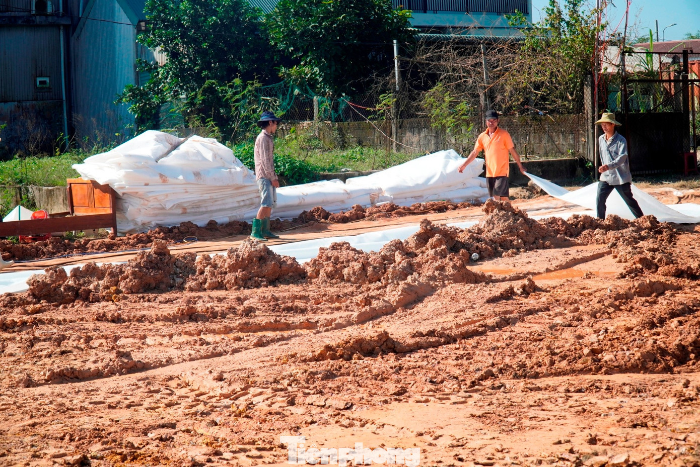 Trong quá trình triển khai, nhiều địa phương đã kiến nghị tháo gỡ khó khăn . Phường Mỹ Thượng đề xuất bổ sung khu nghĩa trang tập trung phục vụ cải táng và xem xét phương án bồi thường, bố trí TĐC đối với các hộ nằm trong hành lang an toàn nhưng không đủ điều kiện xây dựng, tách thửa. Xã Quảng Điền kiến nghị áp dụng đơn giá bồi thường theo mặt bằng giá năm 2026, sớm thẩm định, phê duyệt dự án và bố trí đủ vốn cho 4 khu TĐC trên địa bàn. Tại xã Phú Vang, người dân mong muốn khu nghĩa trang mới sớm hoàn thành để kịp di dời mồ mả trong tháng Giêng hoặc tháng Hai âm lịch. tp-6-xay-dung-khu-tai-dinh-cu-du-an-duong-sat-tdc.jpg