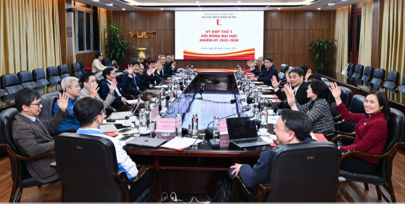Phiên họp cuối cùng của Hội đồng Đại học Bách khoa Hà Nội nhiệm kì 2025-2030. Ảnh: HUST 20251226-nkz-4704-7204.jpg
