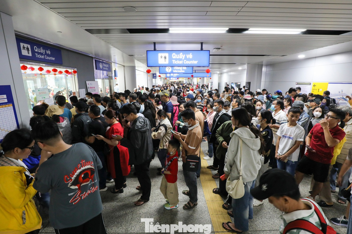 Người dân đi metro số 1 (Bến Thành - Suối Tiên) dịp Tết Âm lịch 2025. Ảnh: Duy Anh. image.jpg