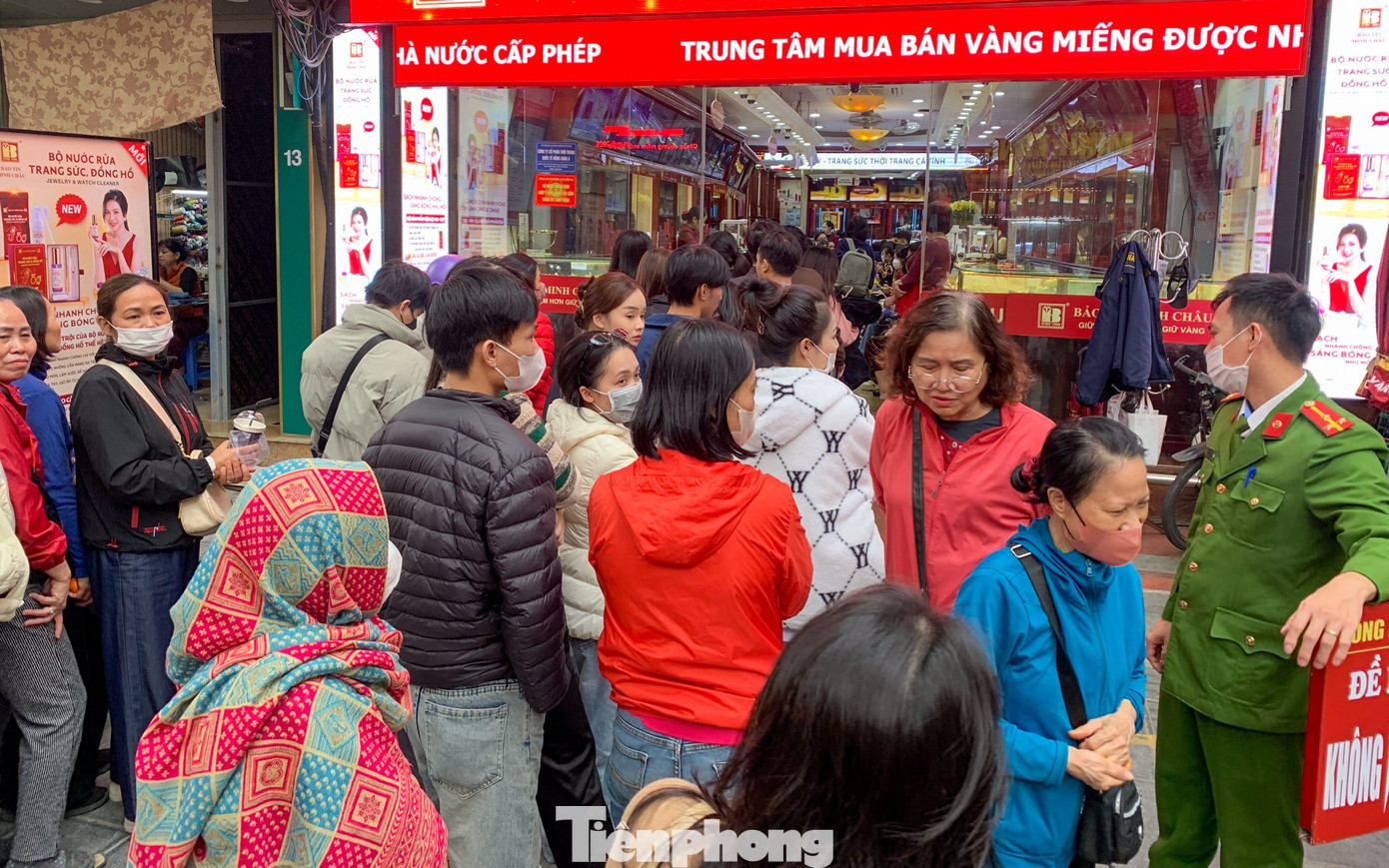 Lực lượng an ninh được bố trí để bảo đảm an ninh trật tự, bảo vệ khu vực. tp-tienphong-826.jpg