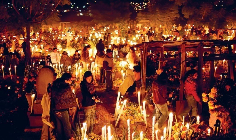 Nằm thử quan tài, đập vỡ đĩa bát... và những phong tục năm mới kì lạ trên khắp thế giới - ảnh 4