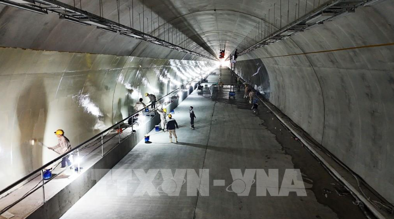 Hầm xuyên núi kết nối 2 tỉnh hẹp ngang của Việt Nam: Thi công xuyên lễ, nỗ lực thông xe trước Tết Nguyên đán- Ảnh 1. Hầm xuyên núi kết nối 2 tỉnh hẹp ngang của Việt Nam: Thi công xuyên lễ, nỗ lực thông xe trước Tết Nguyên đán- Ảnh 1.