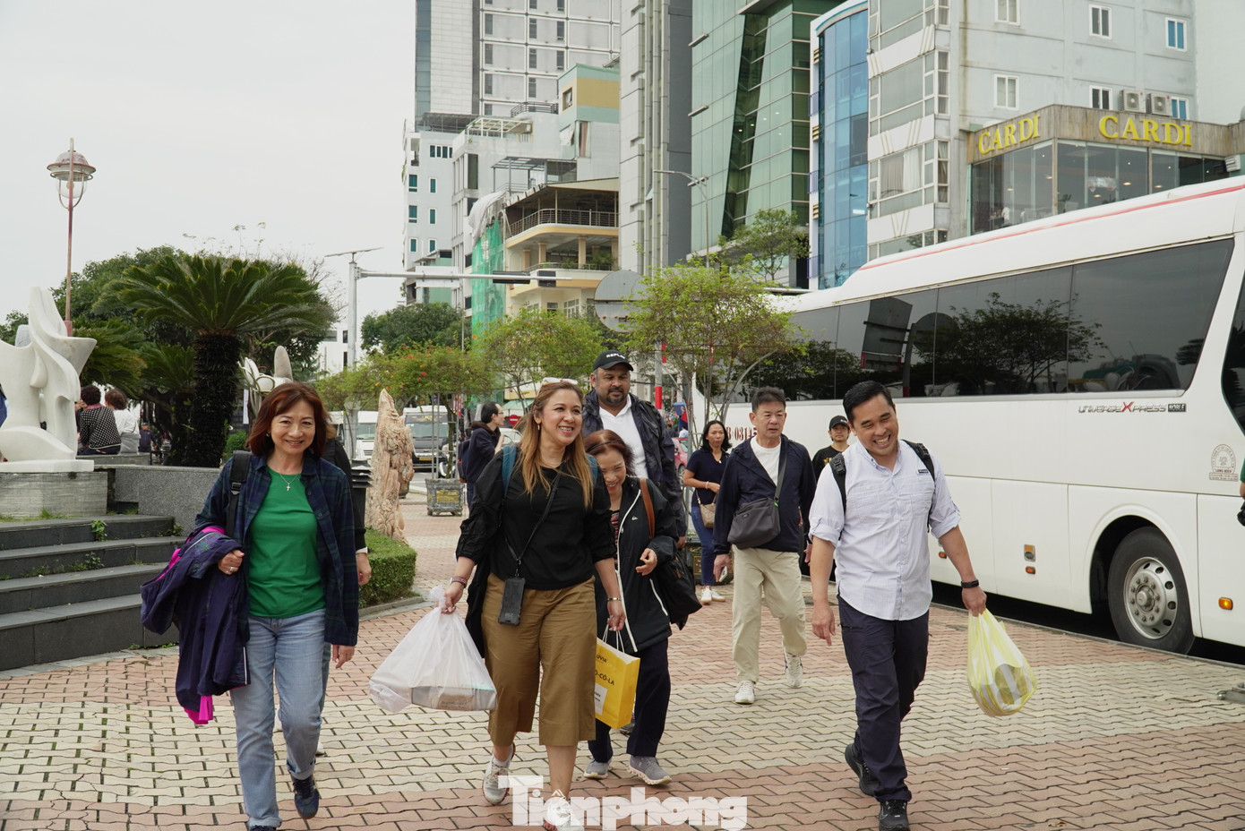 Năm 2025, Đà Nẵng đón gần 18 triệu lượt khách. Dịch vụ lưu trú và ăn uống, kinh doanh bất động sản... đóng góp quan trọng vào tốc độ tăng trưởng GRDP của thành phố. tp-da-nang-cuoi-nam-22-5230-2484.jpg