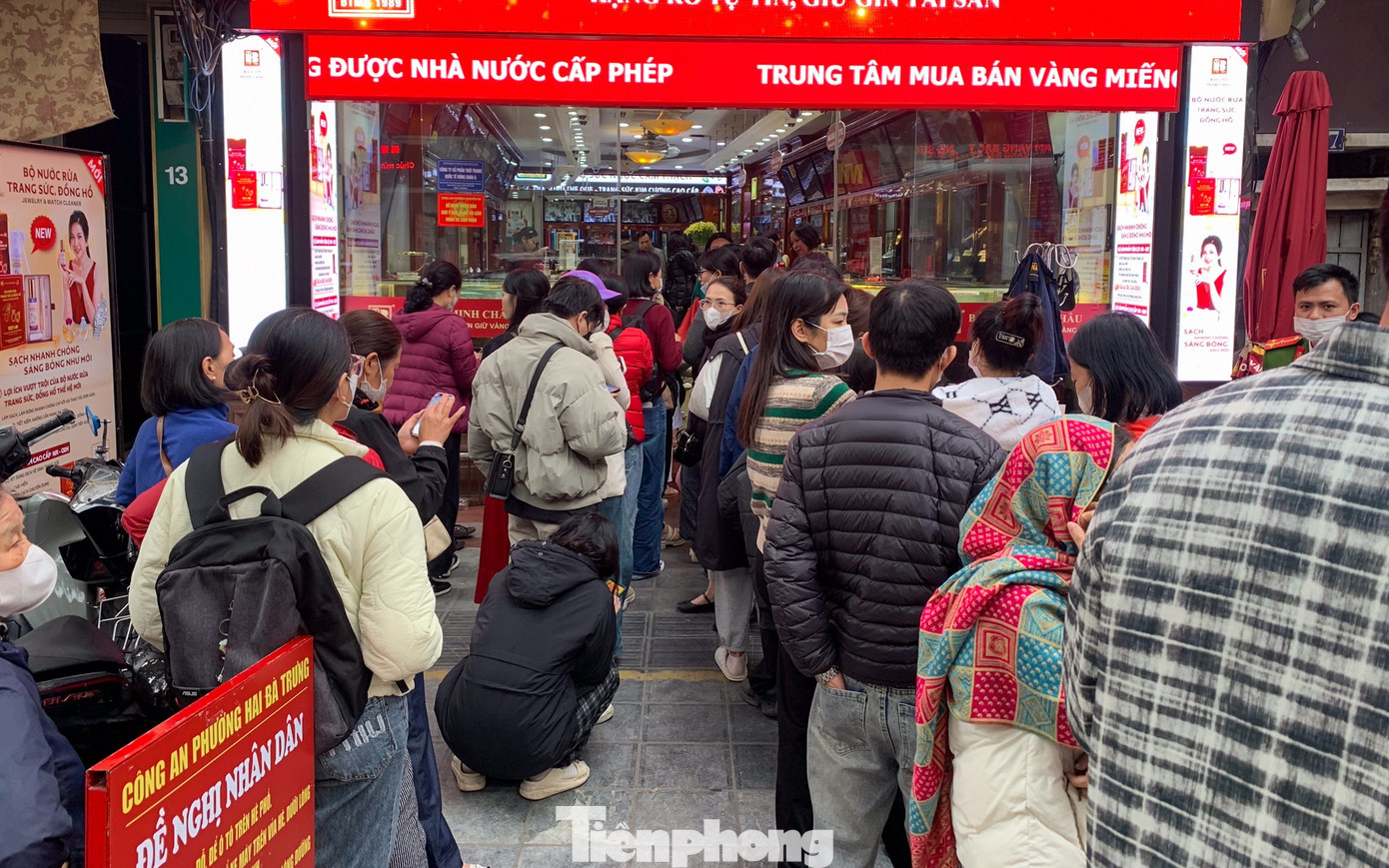 Trung bình mỗi người mất 1-2 tiếng mới đến lượt mua. tp-tienphong-834.jpg