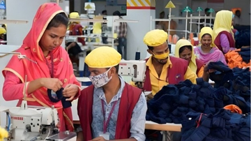 Doanh nghiệp dệt may Việt Nam 'hốt bạc', trong khi đối thủ lớn nhất phải cầu viện Chính phủ để tồn tại