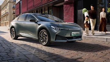 Không ‘vụt mất’ cơ hội, Toyota bán mẫu sedan điện giá chỉ 412 triệu: Hỗ trợ lái nâng cao, tích hợp thêm AI và 32 cảm biến quanh xe, đi được 600km/1 lần sạc