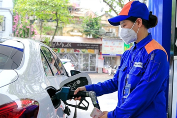 Tin vui cho người dân khi giá xăng dầu tiếp tục hạ nhiệt ngay trước thềm năm mới