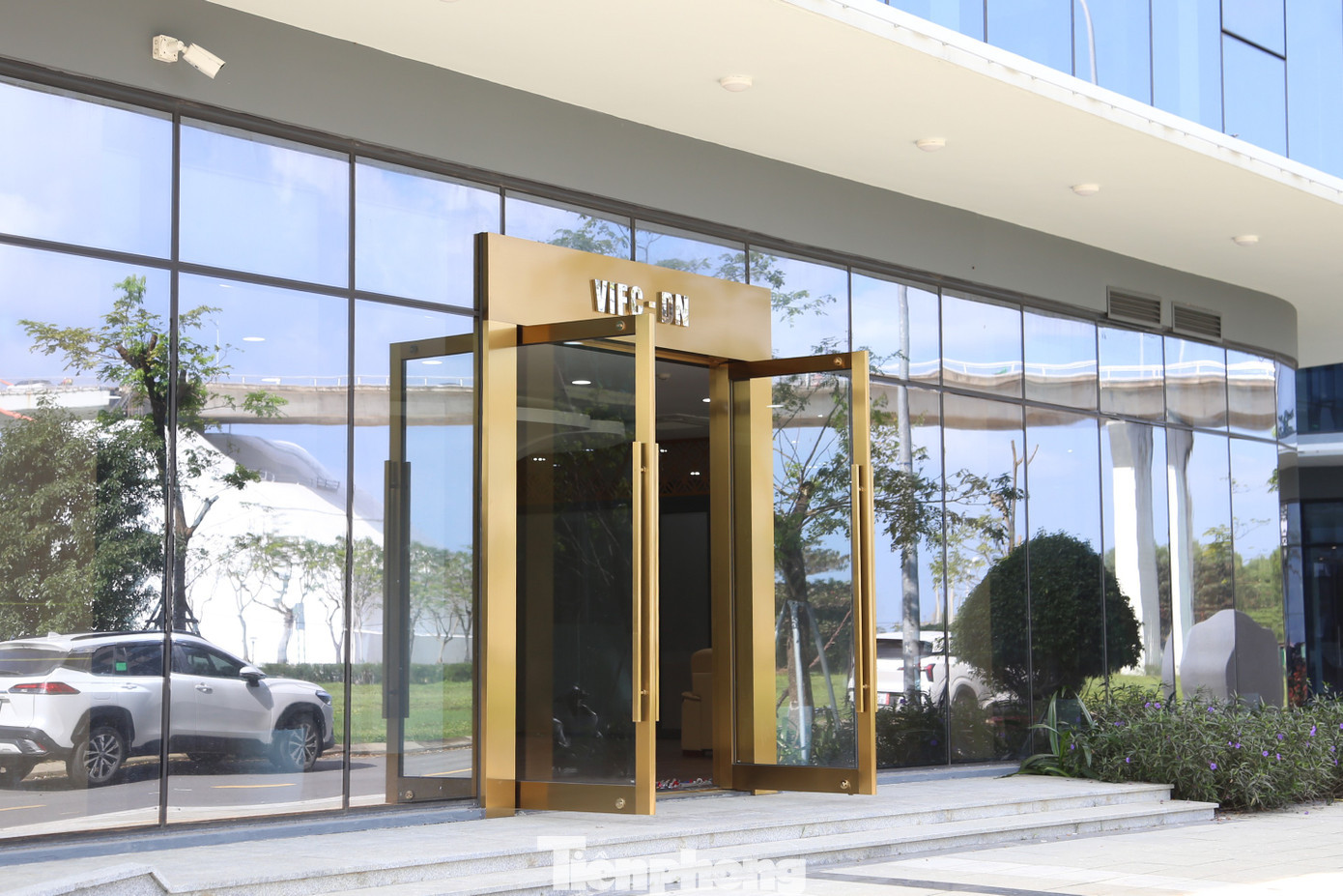 Khu trụ sở này có diện tích khoảng 4.000m2, đảm bảo đầy đủ điều kiện về hạ tầng internet, 5G, hệ thống dữ liệu, máy chủ… tp-trung-tam-tai-chinh-da-nang-8.jpg