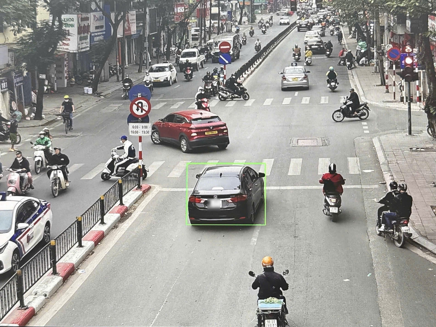 Hình ảnh camera ghi nhận phương tiện có hành vi vi phạm. 1000030897.jpg