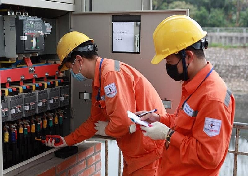 Công nhân kiểm tra, bảo trì hệ thống điện. gia-dien20250113093437.jpg