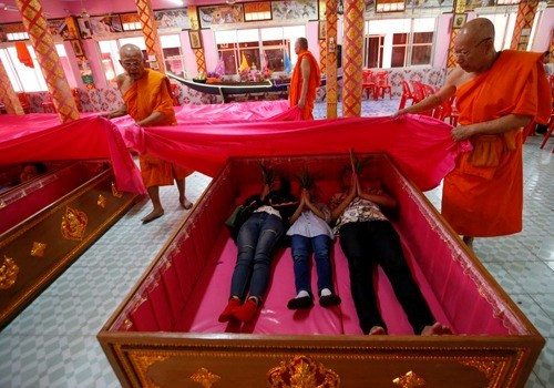 Nằm thử quan tài, đập vỡ đĩa bát... và những phong tục năm mới kì lạ trên khắp thế giới - ảnh 3