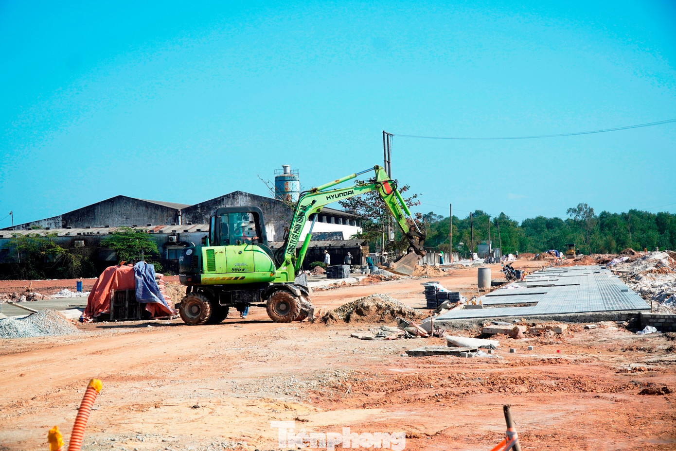 Theo chủ đầu tư các khu TĐC, những ngày cuối năm 2025 , nhiều công trình đang được các nhà thầu tổ chức thi công tăng ca, dự kiến làm xuyên Tết Dương lịch 2026 để kịp tiến độ đã cam kết. tp-1-xay-dung-khu-tai-dinh-cu-du-an-duong-sat-tdc.jpg