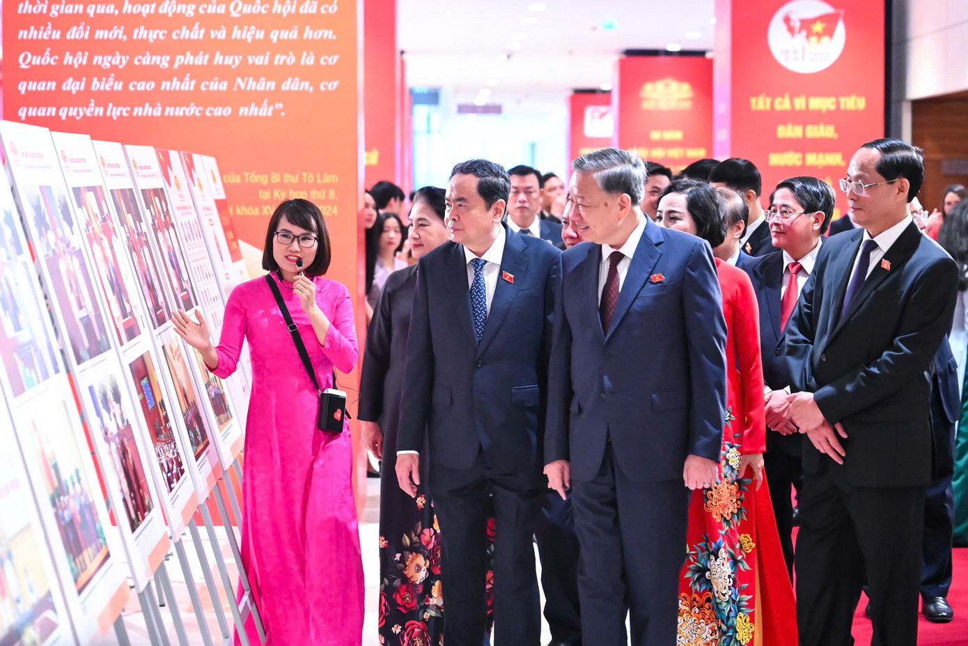 Tổng Bí thư Tô Lâm và Chủ tịch Quốc hội Trần Thanh Mẫn cùng đại biểu tham quan Triển lãm ảnh Quốc hội Việt Nam. Ảnh: QH 1126qh103.jpg
