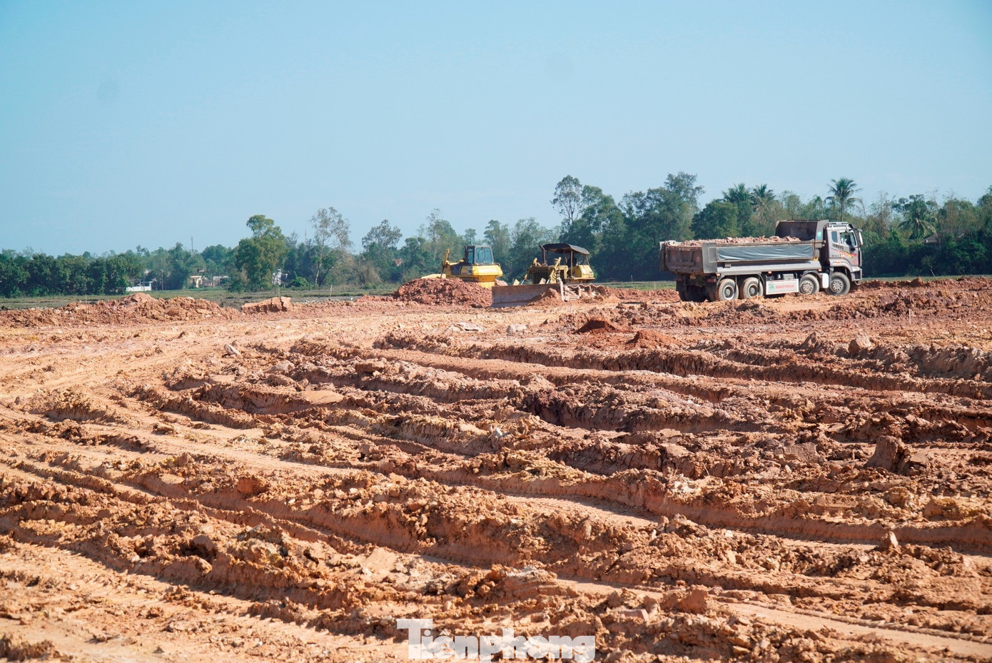 Trên cơ sở rà soát quỹ đất, thành phố dự kiến bố trí 22 khu TĐC, 5 khu nghĩa trang cùng các công trình hạ tầng thiết yếu như trường học, chợ kết hợp TĐC… nhằm bảo đảm điều kiện sinh hoạt ổn định cho người dân sau di dời. tp-5.jpg