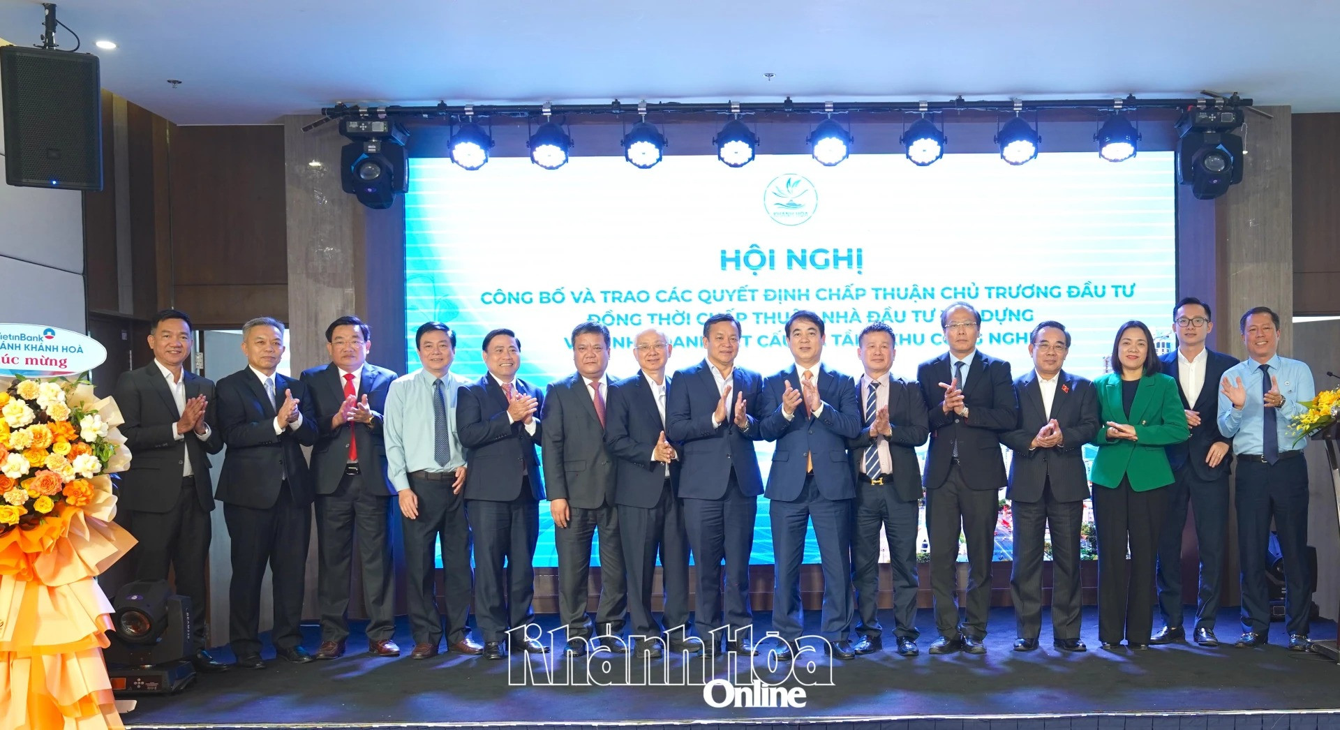 Hình ảnh tại lễ trao quyết định. Nguồn ảnh: Báo Khánh Hòa Hình ảnh tại lễ trao quyết định. Nguồn ảnh: Báo Khánh Hòa