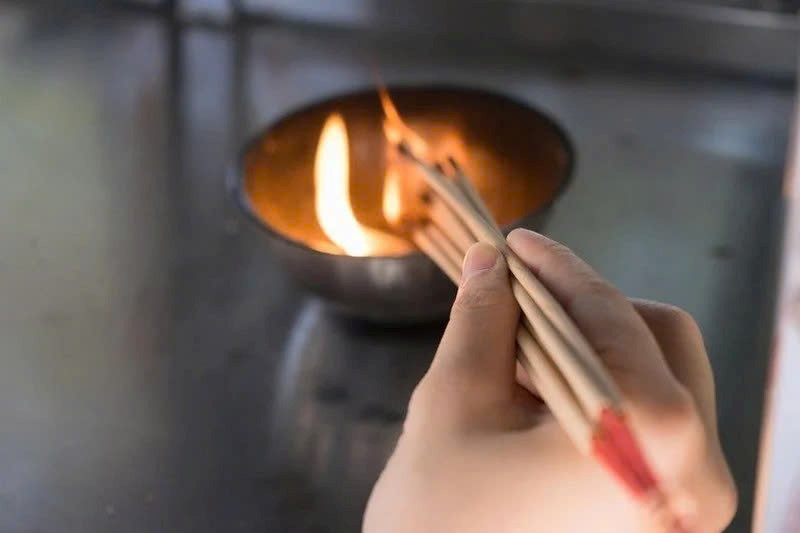 2 khung giờ không nên thắp hương - ảnh 1