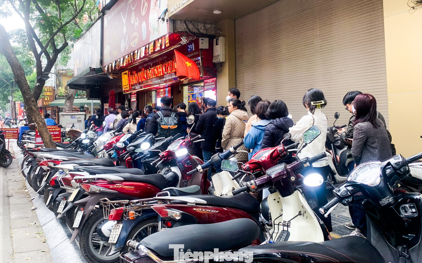 Nguời dân xếp hàng dài trước các cửa hàng vàng trên phố Trần Nhân Tông hôm nay. tp-tienphong-817.jpg