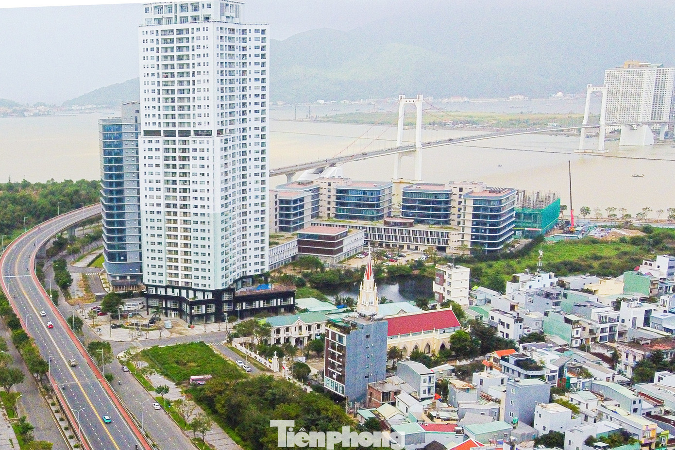Thời gian qua, địa phương cũng đầu tư mạnh mẽ vào hạ tầng công nghệ thông tin và đổi mới sáng tạo để chuẩn bị nền tảng về hạ tầng viễn thông 5G, hạ tầng vệ tinh mặt đất, bán dẫn và trí tuệ nhân tạo, hạ tầng dữ liệu…, tạo nền tảng cho các hoạt động tài chính hiện đại, đặc biệt là tài chính số và fintech. tp-trung-tam-tai-chinh-da-nang-1.jpg
