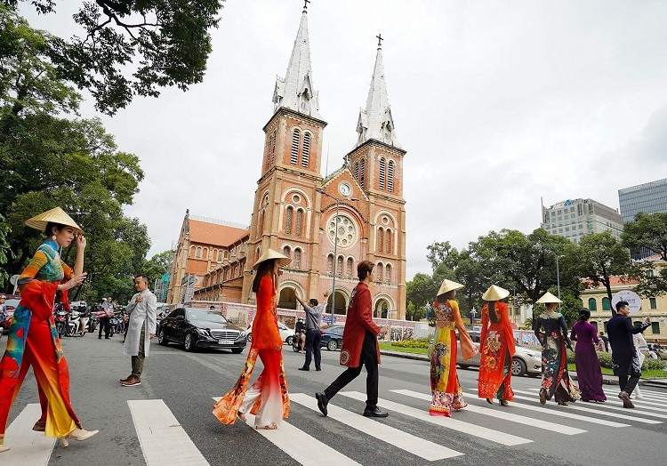 Cú 'đại nhảy vọt' của du lịch Việt năm 2025: Doanh thu vượt 1 triệu tỷ đồng, lập kỷ lục chưa từng có trước - ảnh 3