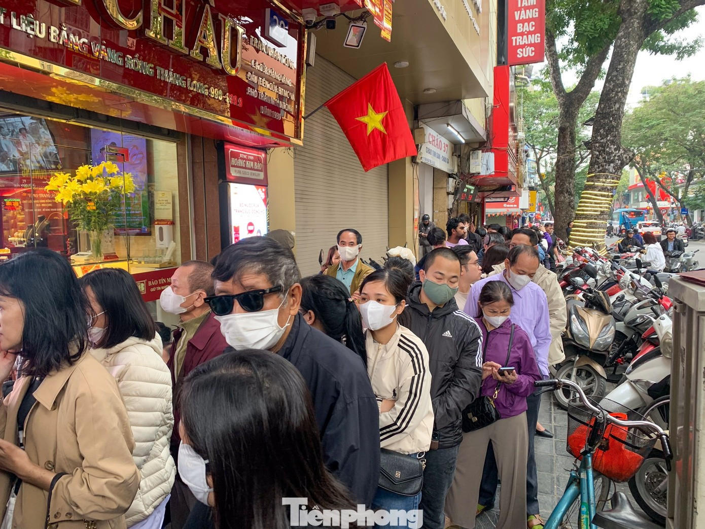 Trong năm 2025 giá vàng liên tục lập đỉnh và người dân đổ xô xếp hàng mua vàng. vvv.jpg