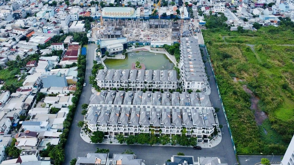 Công ty CP Đầu tư Bất động sản Hưng Lộc Phát đã cho xây xong phần thô 110 căn biệt thự trên đất dự án trong khi chưa có quyết định giao đất. Ảnh: Tấn Hiệp. 4.jpg