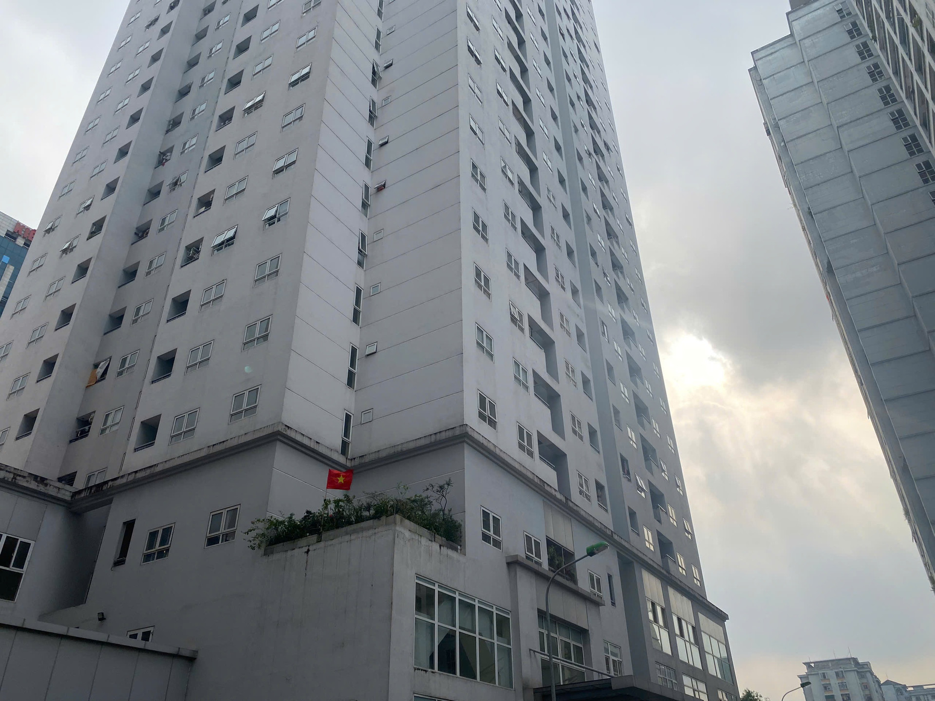 Một góc của cụm chung cư trên mặt đường Nguyễn Chánh Một góc của cụm chung cư trên mặt đường Nguyễn Chánh