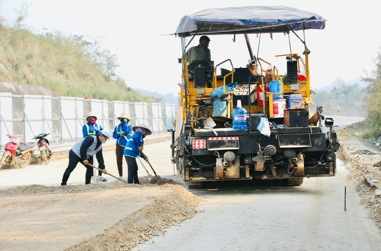 Dự án mở đã hoàn thành công tác giải phóng mặt bằng, hầu hết đã có nền đường (được đầu tư ở giai đoạn trước) nên việc thi công thuận lợi, nhanh chóng. z7445861758625-f8d29a69c160515429cf2ff8bab24eb8.jpg