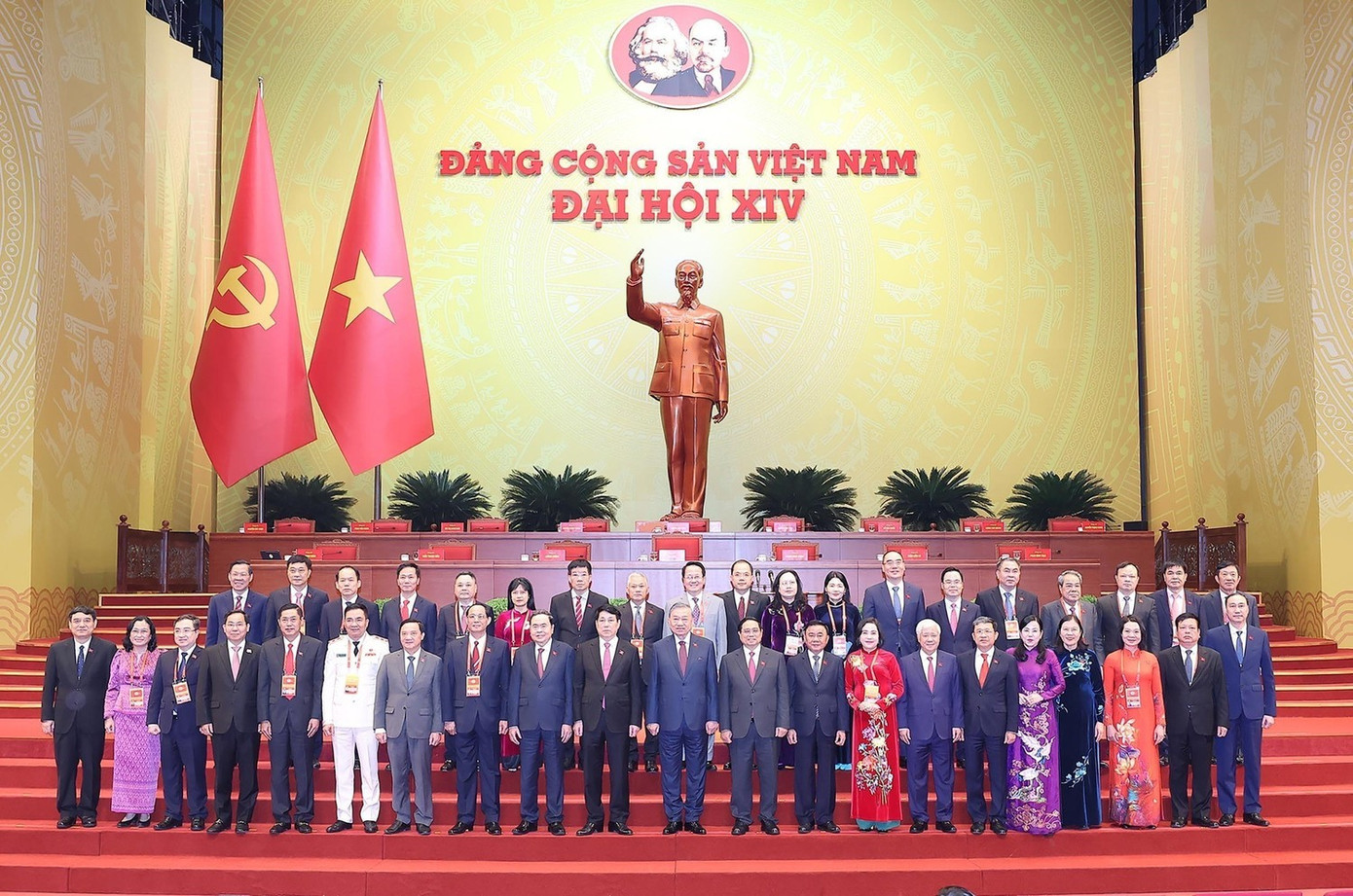 Các đồng chí lãnh đạo Đảng, Nhà nước và đại biểu chụp hình lưu niệm sau phiên trù bị Ảnh: TTXVN 4.jpg