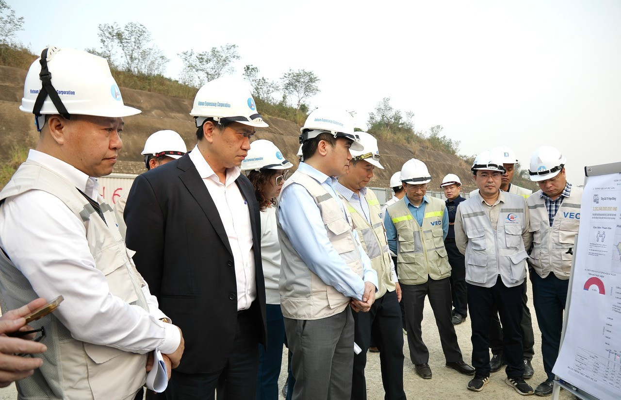 Đây là dự án quan trọng, cần đẩy nhanh tiến độ nên lãnh đạo Tổng Công ty Đầu tư và phát triển đường cao tốc Việt Nam (<a style='text-decoration: none;' href='/VEC'>VEC</a>) thường xuyên kiểm tra, chỉ đạo. Trong ảnh, ông Trương Việt Đông - Chủ tịch Hội đồng thành viên <a style='text-decoration: none;' href='/VEC'>VEC</a> (thứ 3 từ trái sang, hàng đầu tiên) và ông Phạm Hồng Quang - Tổng Giám đốc <a style='text-decoration: none;' href='/VEC'>VEC</a> (thứ 2 từ trái sang, hàng đầu tiên) vừa kiểm tra dự án vào ngày 13/1/2026. z7445876639616-c824957a41ce07320eb8269c1563fbb7.jpg