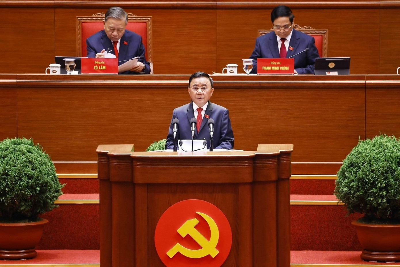 Thường trực Ban Bí thư Trần Cẩm Tú trình bày Báo cáo kiểm điểm sự lãnh đạo, chỉ đạo của Ban Chấp hành Trung ương Đảng khóa XIII. tienphong-201mrtu.jpg