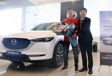 ‘Người hùng’ U23 từng dùng 1 năm tiền lương, thưởng để mua ô tô tặng mẹ, nhận xe sau khi trở về từ UAE
