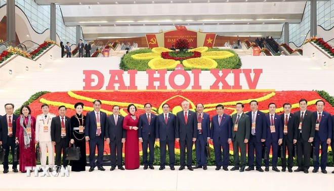 Các đại biểu dự phiên khai mạc Đại hội chụp ảnh lưu niệm. (Ảnh: TTXVN) khai-mac-dai-hoi-xiv-cua-dang-8540075.jpg