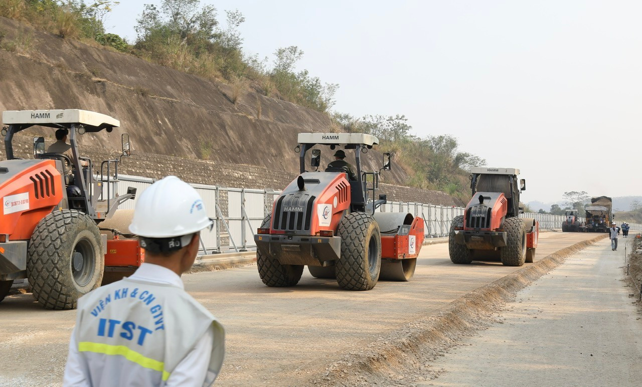 Trên toàn tuyến, chủ đầu tư, các nhà thầu và tư vấn giám sát đã huy động một lượng lớn nhân lực và thiết bị để đảm bảo tiến độ. z7445855267804-497163c12e38ec916dc3bba219d1405f.jpg
