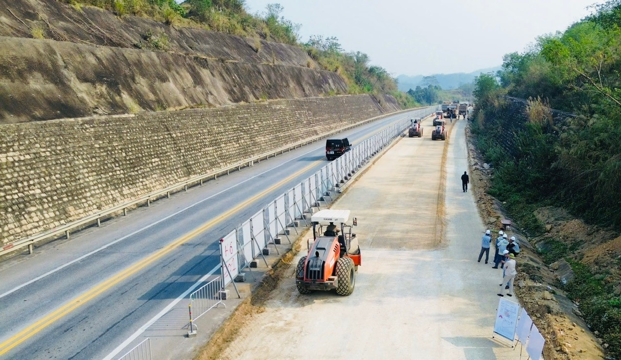 Trong ảnh là đoạn tuyến thuộc gói thầu XL2-NBLC đang hoàn thiện nền đường. z7445896821553-c333e42f31ad3f810457af4ab7f57b8a.jpg