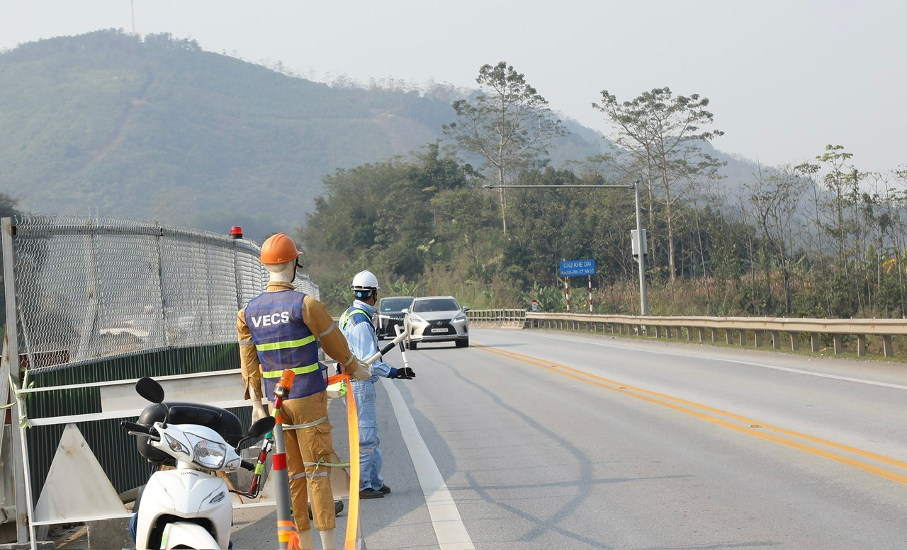 Tuyến đường vừa vận hành, vừa thi công nên việc đảm bảo an toàn giao thông, đặc biệt là các điểm ra vào công trường được đặc biệt chú trọng. Trong ảnh, nhân viên Công ty cổ phần Dịch vụ đường cao tốc Việt Nam (<a style='text-decoration: none;' href='/VEC'>VEC</a> S) đang điều tiết giao thông tại một điểm ra vào công trường. z7445858051497-5869192fe57faed5942e356c4c363c68.jpg
