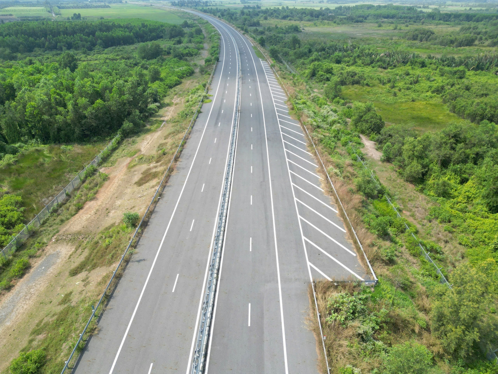 Sắp hoàn thiện tuyến đường gần 60km kết nối miền Tây đến siêu sân bay- Ảnh 1. Sắp hoàn thiện tuyến đường gần 60km kết nối miền Tây đến siêu sân bay- Ảnh 1.